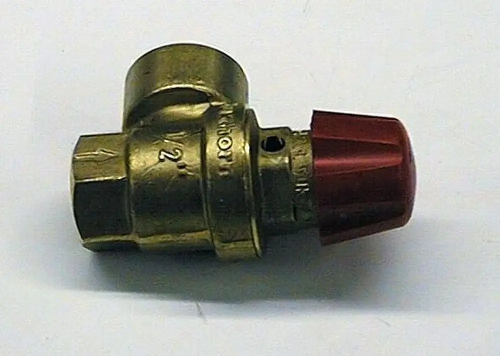 Brötje Sicherheitsventil aus Messing mit rotem Drehknopf, für die Regulierung des Drucks in Heizungsanlagen. Sichtbare Anschlussstelle für R 1/2 Zoll.
