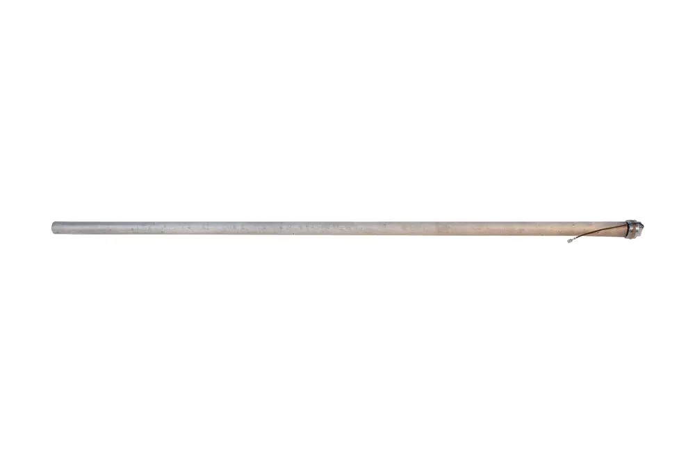 Isolierte Anode von Brötje, zylindrisch und lang, mit einem Metallring und einer Befestigungsschnur am Ende. Vordergrund auf weißem Hintergrund.