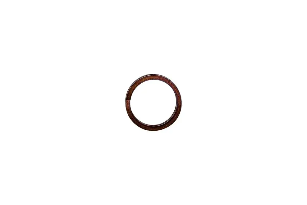 Brauner, runder Ring aus Holz, möglicherweise Teil eines Mechanismus oder Sensors. Brötje könnte in Zusammenhang mit Heizungs- oder Regulierungstechnik stehen.