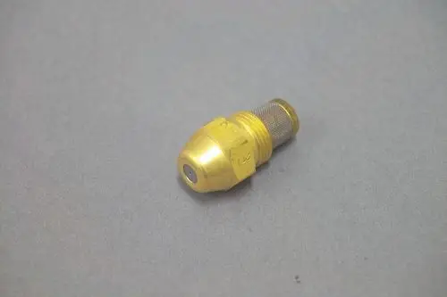 Brötje Düse in goldener Farbe, mit einem runden Ende und Gewindeteil, liegt auf einer grauen Oberfläche. Das Produkt wirkt robust und einfach zu montieren.