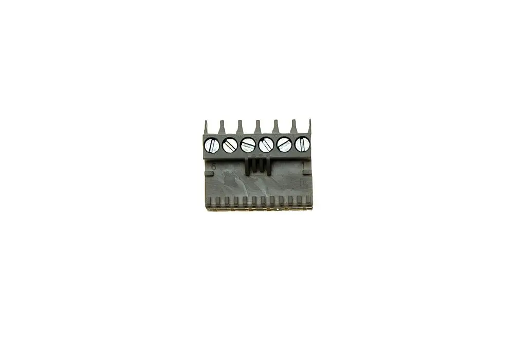 Brötje Stecker mit mehreren Anschlussstiften und industriegerechter Gestaltung, in neutralen Farben gehalten. Übersichtliche Anordnung der Kontaktflächen.