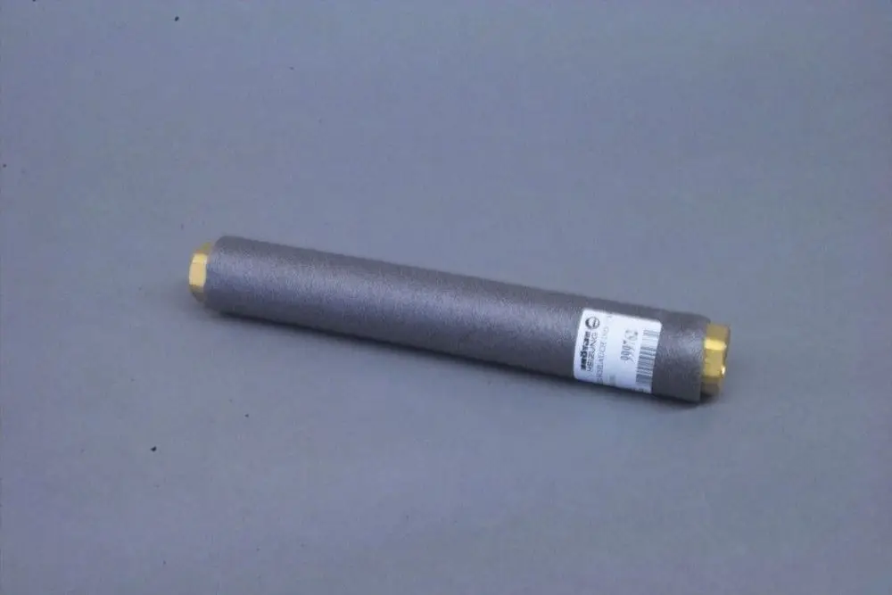 Grauer, zylindrischer Ringwellschlauch mit goldfarbenen Enden und einem Etikett. Das Produkt ist von der Marke Brötje.