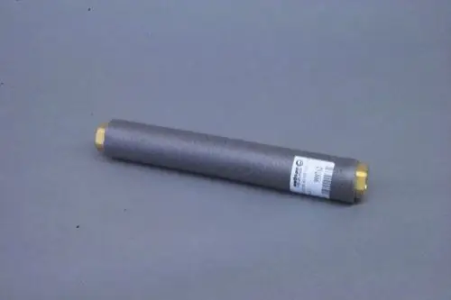Grauer, zylindrischer Ringwellschlauch mit goldfarbenen Enden und einem Etikett. Das Produkt ist von der Marke Brötje.