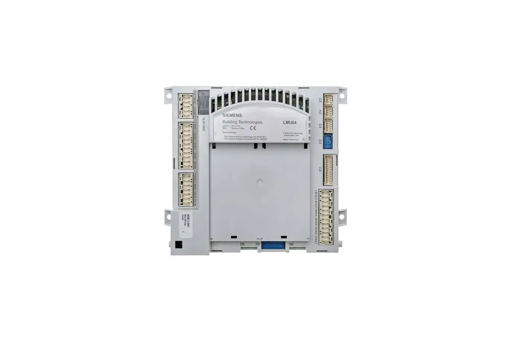 Brötje Zentraleinheit in einem kompakten Gehäuse, ausgestattet mit mehreren Anschlussmöglichkeiten und einer Unterseite für elektrische Verbindungen.