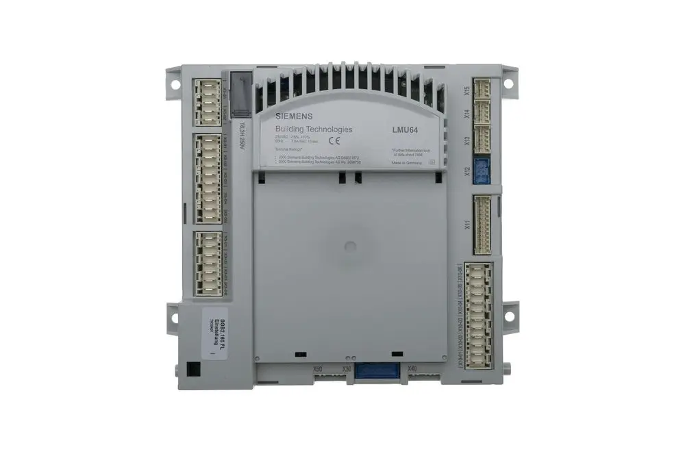 Siebeneckige elektronische Steuerungseinheit von Brötje mit mehreren Anschlussklemmen und Kühlrippen, geeignet für die Automatisierung im Gebäude.