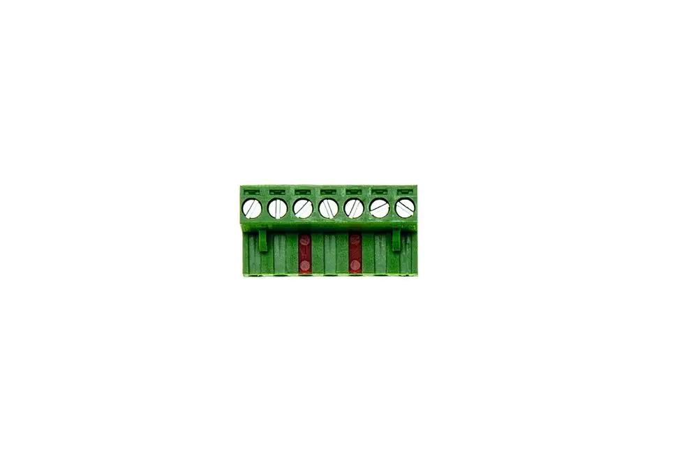 Brötje Klemme in grüner Ausführung mit mehreren Öffnungen. Sichtbare Befestigungsschrauben. Allgemeine Form für elektrischen Anschluss oder Verbindungselemente.