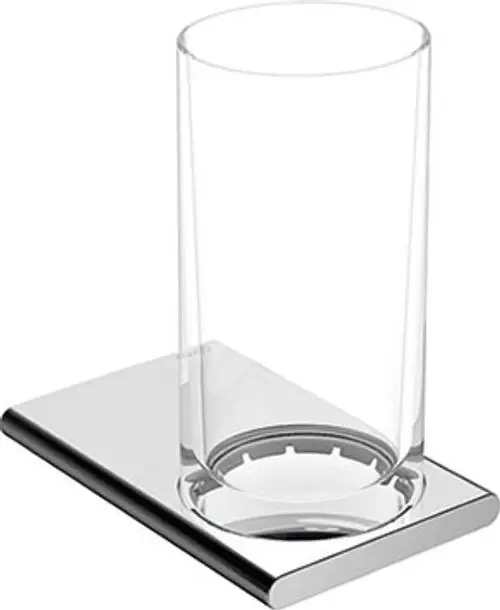 Glas aus Echtkristall von Keuco auf einem ebenen, rechteckigen Untersetzer. Der Untersetzer hat eine glänzende Oberfläche und hält das Glas stabil.