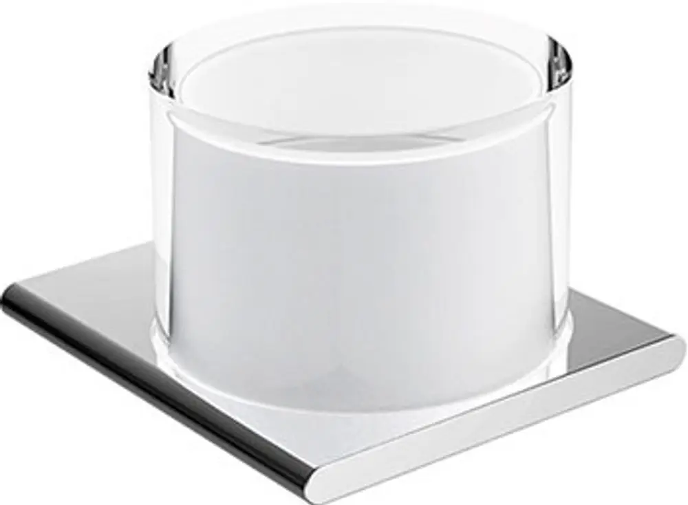 Stülpbecher aus Echtkristall-Glas mit einer klaren und matten Oberfläche, sitzend auf einem quadratischen, silberfarbenen Untersetzer von Keuco.
