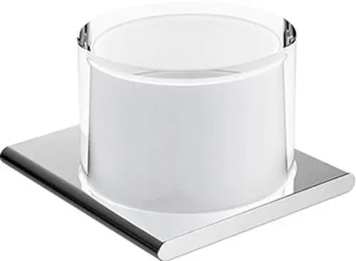 Stülpbecher aus Echtkristall-Glas mit einer klaren und matten Oberfläche, sitzend auf einem quadratischen, silberfarbenen Untersetzer von Keuco.