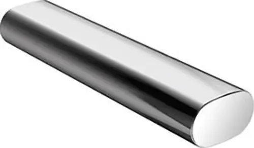 Verchromter, zylindrischer Rollenhalter von Keuco. Die Oberfläche ist glänzend und reflektiert Licht. Der Halter hat abgerundete Enden und eine durchgehende Form.