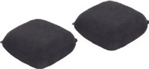 Zwei schwarze, quadratische Filterelemente, die als Ersatz für Geberit DuschWC-Sitze verwendet werden können. Sie sind aus einem Material, das Aktivkohle enthält.