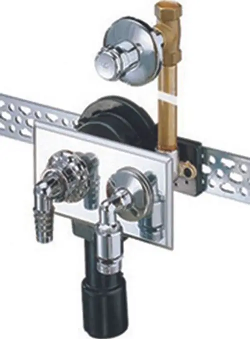 Dallmer Wandeinbau-Siphon mit Chrom-Oberfläche, zwei Ausgängen und einem zentralen Verbindungselement, montiert auf einer Halteschiene.