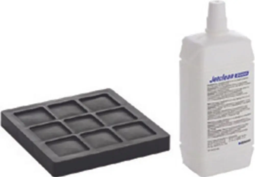 Schwarzer Aktivkohlefilter mit Aussparungen und einer Flasche Düsenreiniger, geeignet für Geberit Produkte.