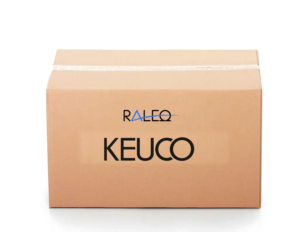 Karton mit der Aufschrift "KEUCO" in schwarzer Schrift. Der Karton ist unbeschriftet und leer, auf einem weißen Hintergrund platziert.