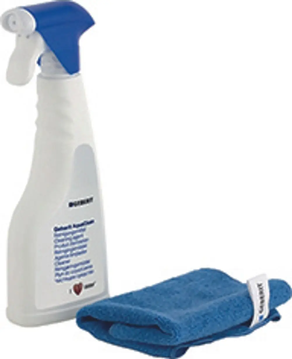 Reinigungsflasche mit blauer Sprühpumpe und einem blauen Mikrofasertuch, geeignet für die Verwendung mit Geberit Dusch-WCs.