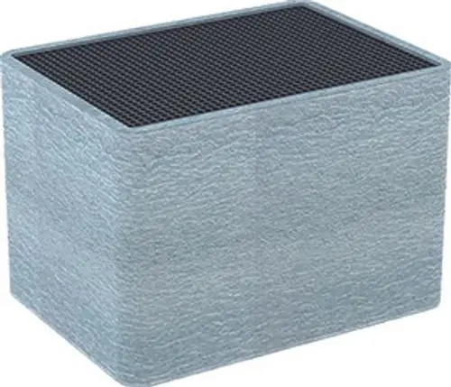 Keramischer Filter mit Wabenstruktur, hergestellt von Geberit. Der Filter hat eine glatte Oberfläche und eine schwarze Oberseite mit einem Gittermuster.