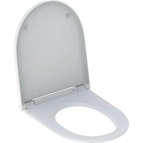 Weißer WC-Sitz mit abgerundeter Rückseite und einfach strukturiertem Design. Geberit-Logo an der Verbindung sichtbar.