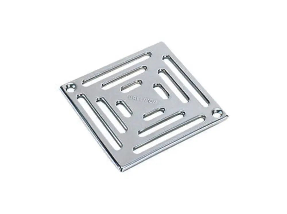 Rost aus glänzendem Metall mit schmalen, länglichen Öffnungen zur Wasserableitung. An den Ecken befinden sich Löcher zur Befestigung. Dallmer-Produkt für den Einsatz im Sanitärbereich.