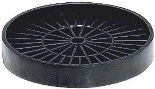 Schwarzes Flachrost von Dallmer mit radialen Stegen und mittigem Loch, geeignet für Abläufe oder Entwässerungssysteme.