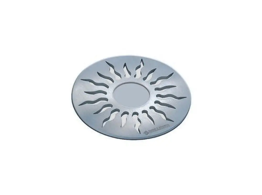 Runde Abdeckung aus Metall mit Sonnenmotiv und zentralem Loch, hergestellt von Dallmer, geeignet für den Einsatz in modernen Badezimmern.