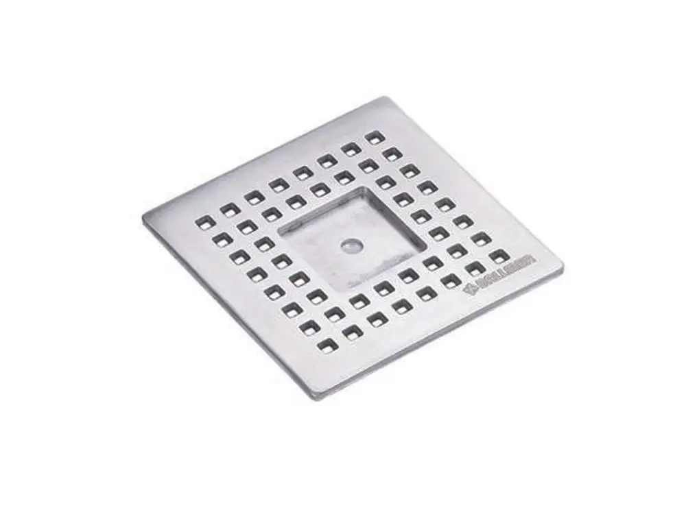 Quadratische Metallplatte mit einem Muster aus kleinen Löchern, geeignet für Abflüsse, erkennbar als Dallmer-Produkt für individuelle Lösungen.