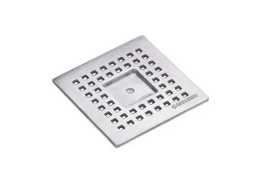 Quadratische Metallplatte mit einem Muster aus kleinen Löchern, geeignet für Abflüsse, erkennbar als Dallmer-Produkt für individuelle Lösungen.