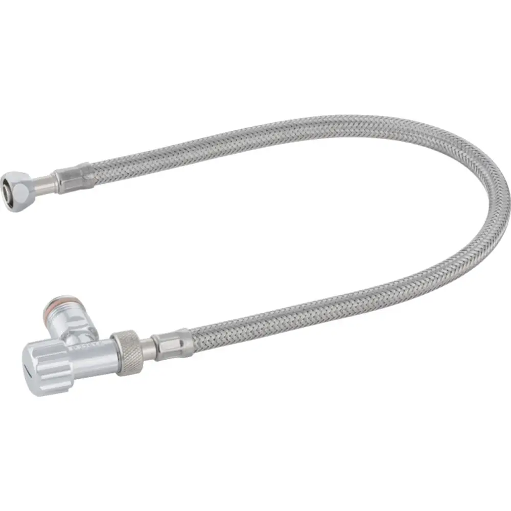 Flexibler Wasseranschlussschlauch mit Metallumwicklung, an einem Ende mit einer Mutter und am anderen Ende mit einem Anschlussstück. Eignet sich für Geberit Produkte.