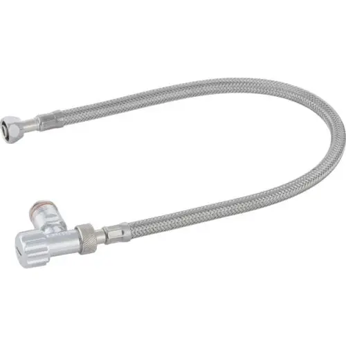 Flexibler Wasseranschlussschlauch mit Metallumwicklung, an einem Ende mit einer Mutter und am anderen Ende mit einem Anschlussstück. Eignet sich für Geberit Produkte.