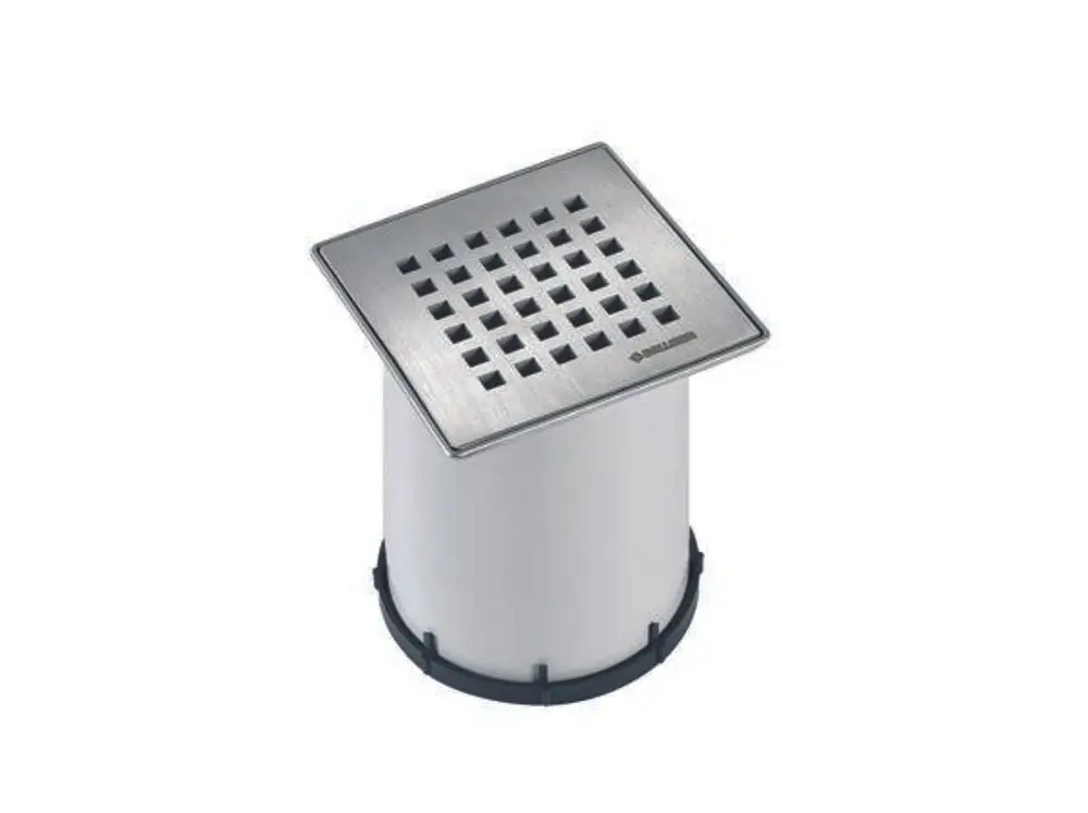 Dallmer Produkt mit quadratischem Abdeckgitter aus Metall, das eine Vielzahl von Ablauflöchern aufweist, montiert auf einem zylindrischen, weißen Körper.