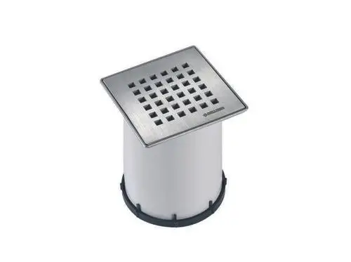 Dallmer Produkt mit quadratischem Abdeckgitter aus Metall, das eine Vielzahl von Ablauflöchern aufweist, montiert auf einem zylindrischen, weißen Körper.
