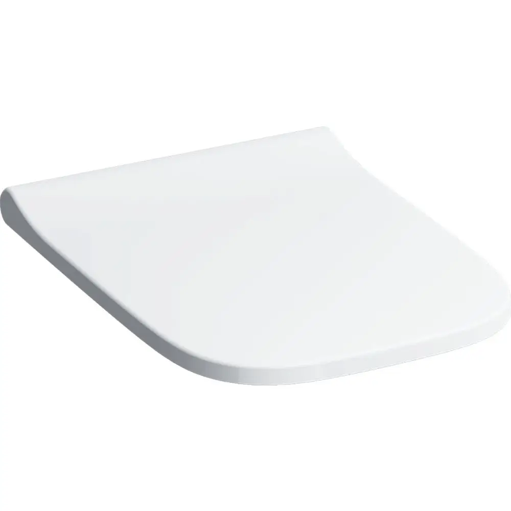 Weiße WC-Sitzfläche von Geberit mit abgerundeten Kanten, antibakterieller Oberfläche und chromfarbenen Scharnieren. WrapOver-Design sorgt für nahtlose Integration.