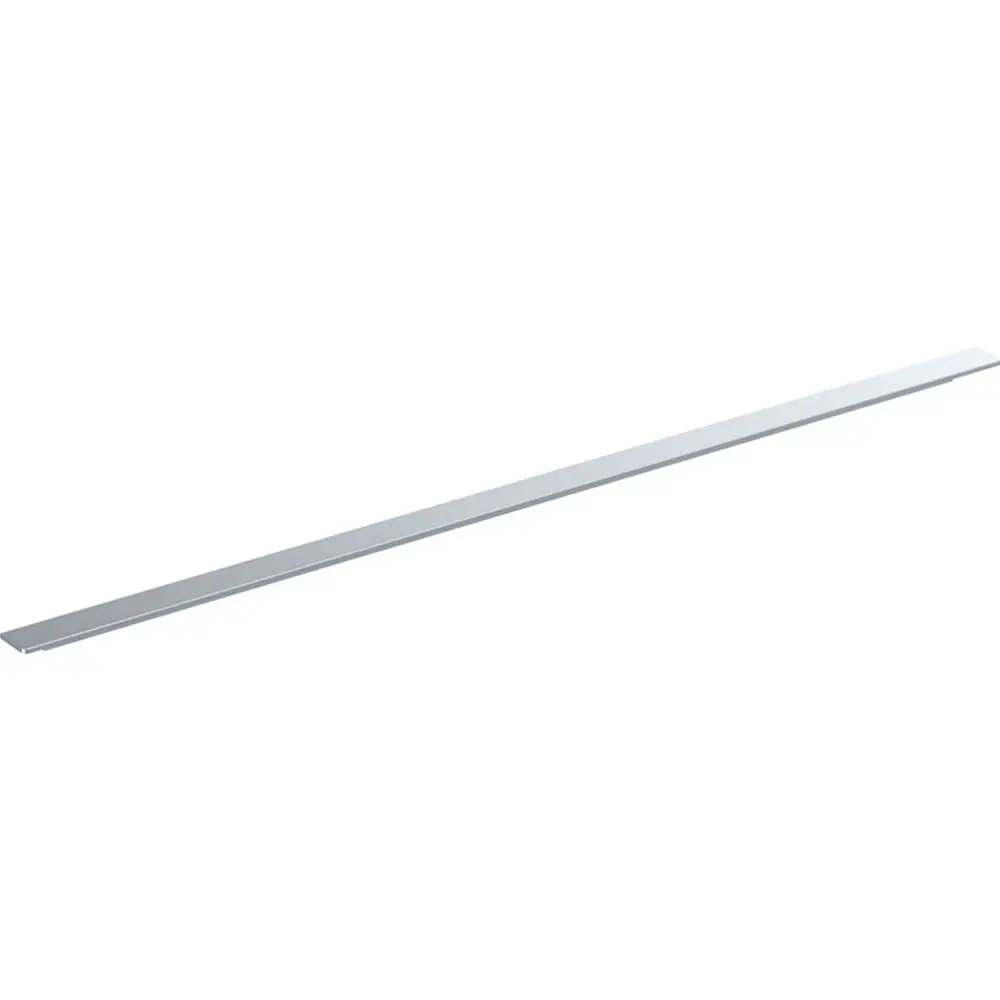 Lange, flache Metallleiste in hochglänzendem Finish, möglicherweise für Möbel oder Wandmontage, etikettiert mit Geberit.