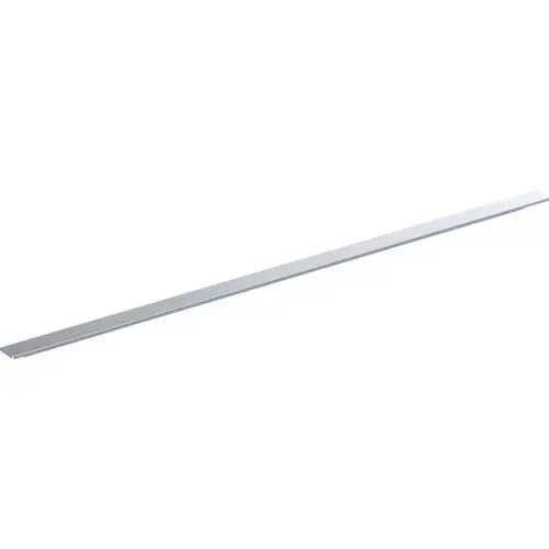 Lange, flache Metallleiste in hochglänzendem Finish, möglicherweise für Möbel oder Wandmontage, etikettiert mit Geberit.