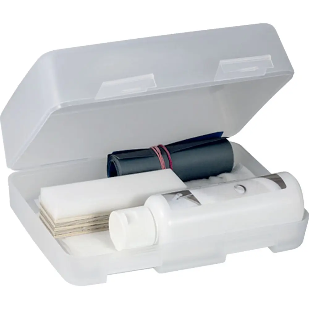 Transparente Box mit verschiedenen Poliermaterialien, darunter eine Flasche und mehrere Blätter, wahrscheinlich für die Verarbeitung von Acryl. Geberit ist nicht direkt erkennbar.