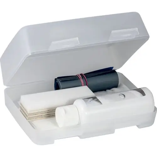 Transparente Box mit verschiedenen Poliermaterialien, darunter eine Flasche und mehrere Blätter, wahrscheinlich für die Verarbeitung von Acryl. Geberit ist nicht direkt erkennbar.