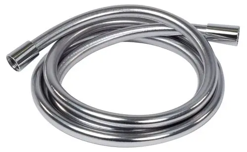 Verchromter flexibler Brauseschlauch von Keuco, aufgerollt und mit zwei offenen Enden, um eine Verbindung mit einer Dusche oder Armatur herzustellen.