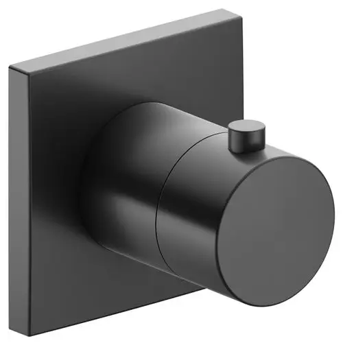 Schwarze Wandarmatur von Keuco mit runder Steuerung und quadratischer Abdeckung, geeignet für die Installation in modernen Badezimmern.