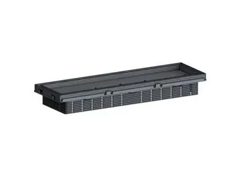 Schwarze Duschrinne von Dallmer, flaches Profil mit rippierter Struktur an den Seiten zur Wasserableitung. Design für moderne Badezimmer.