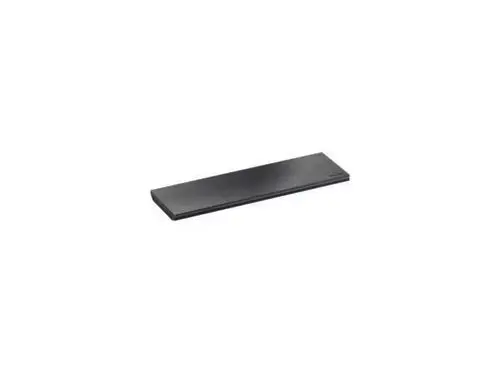Schwarze, matte Abdeckung von Dallmer, länglich und flach, als Teil einer Installationslösung. Minimalistisches Design ohne zusätzliche Verzierungen.