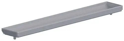Lange, schmale Abdeckung aus Metall von Dallmer, geeignet für die Verwendung in Feuchträumen, mit einem flachen Design und stabilen Füßen.