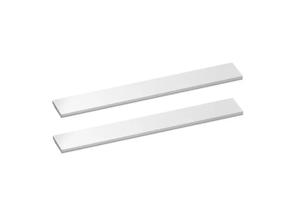 Zwei flache, rechteckige Abdeckplatten in Weiß von Dallmer, nebeneinander auf einem hellen Hintergrund platziert.