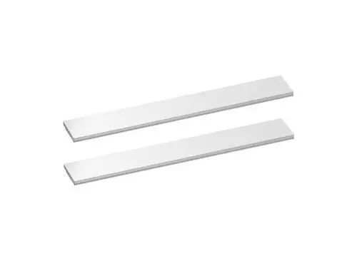 Zwei flache, rechteckige Abdeckplatten in Weiß von Dallmer, nebeneinander auf einem hellen Hintergrund platziert.