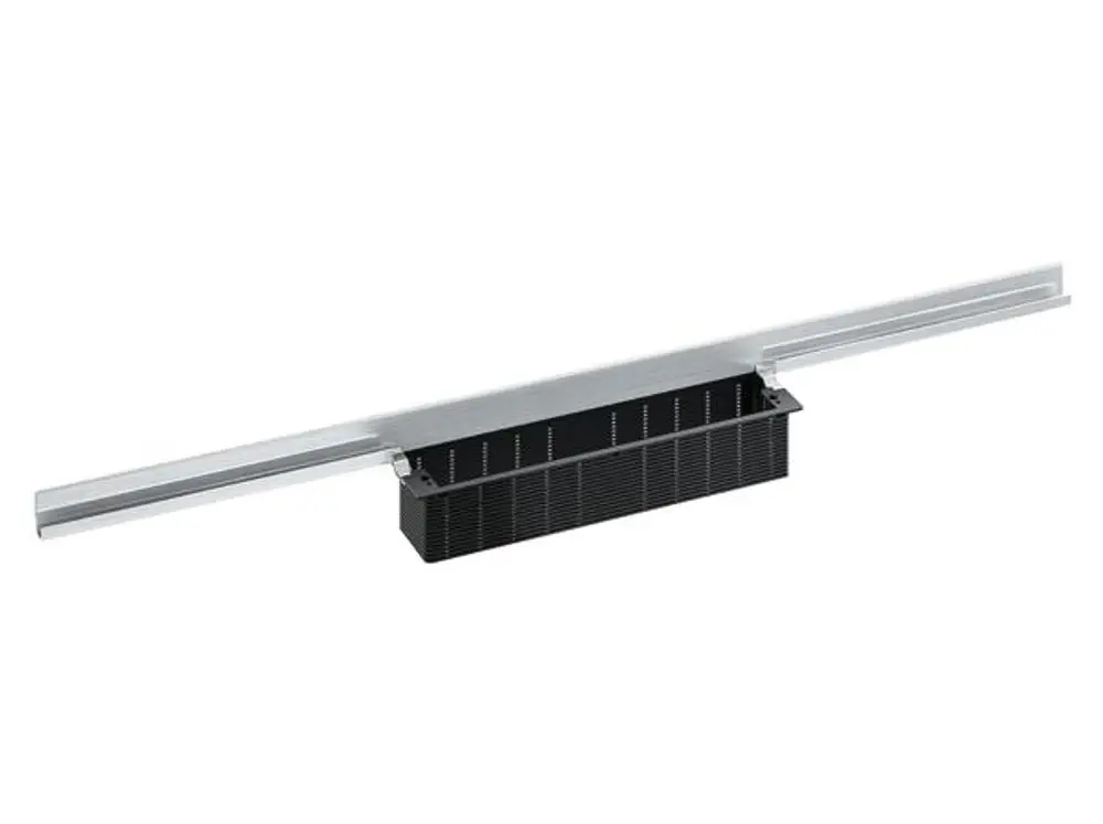 Dallmer Duschrinne mit einem langen Aluminiumrand und einem darunter liegenden schwarzen Abflussbehälter für die Fußbodenentwässerung.