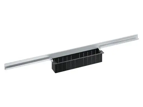 Dallmer Duschrinne mit einem langen Aluminiumrand und einem darunter liegenden schwarzen Abflussbehälter für die Fußbodenentwässerung.