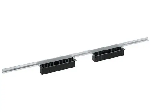 Dallmer Duschrinne mit zwei schwarzen Behältern und einer geraden, oberen Aluminiumleiste, ausgelegt zur Installation in Duschen oder Feuchträumen.