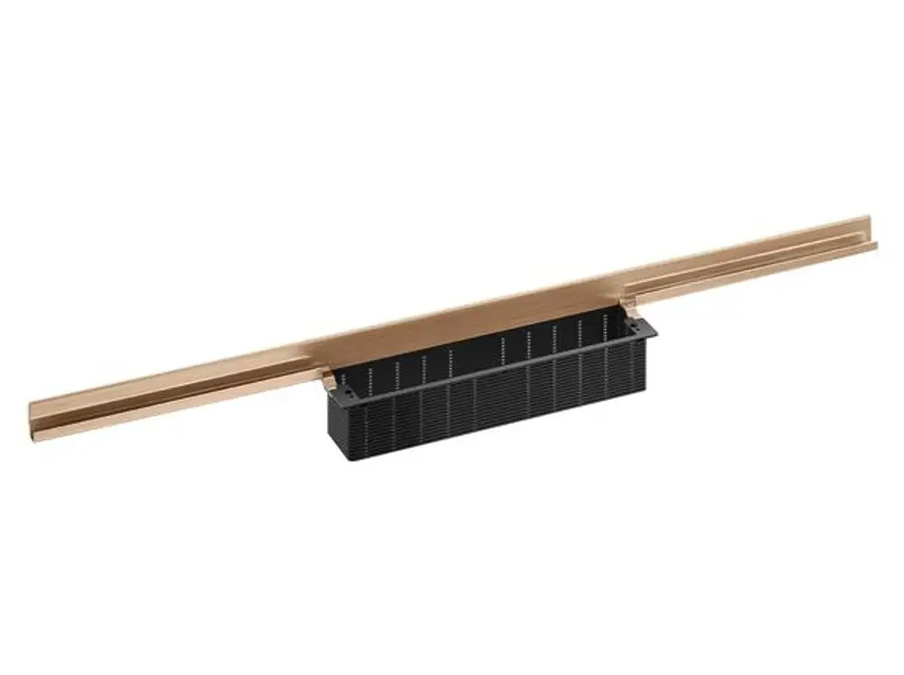 Dallmer Duschrinne mit einer langen, schmalen Edelstahloberfläche und einem schwarzen Abflusskörper. Für den Einbau in Duschen geeignet.