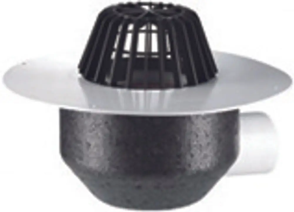 Dallmer Dachablauf mit schwarzem Gitterschutz und metallener Haube, verbunden mit einem grauen Anschlussrohr, dient der Wasserableitung.
