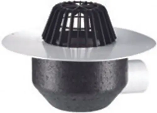 Dallmer Dachablauf mit schwarzem Gitterschutz und metallener Haube, verbunden mit einem grauen Anschlussrohr, dient der Wasserableitung.