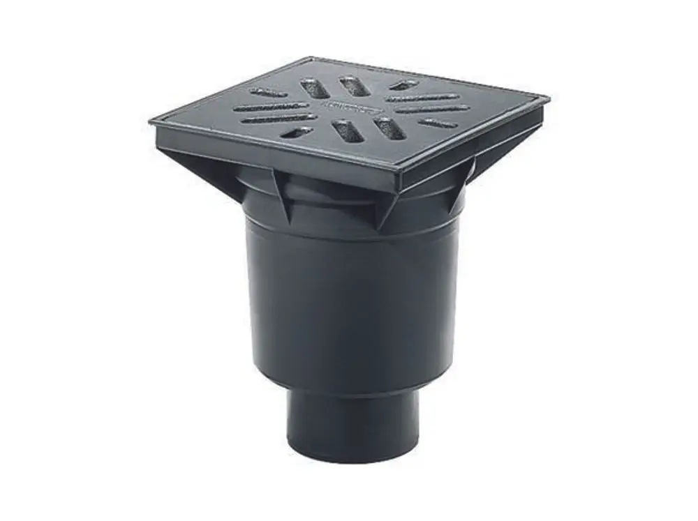 Dallmer Ablauf für Hof- und Parkdeck, mit quadratischer, gelochter Abdeckung und rundem Anschluss im unteren Bereich. Ideal für die Ableitung von Wasser.