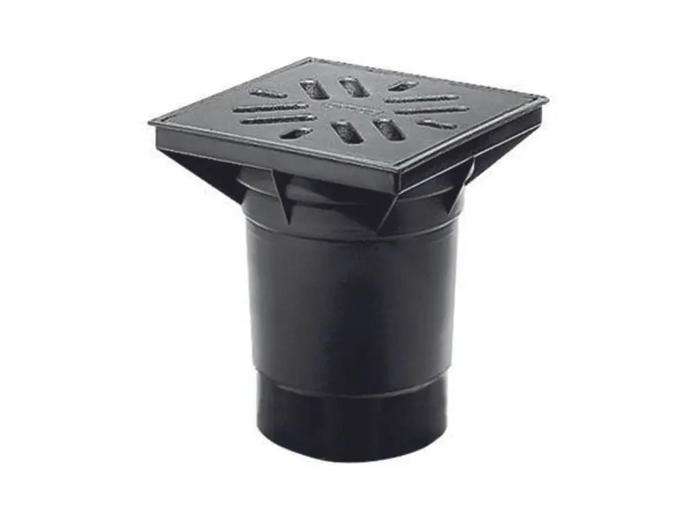 Dallmer Ablauf mit quadratischer Abdeckung und Schlitzen zur Wasserableitung, verbunden mit einem zylindrischen Abflussrohr. Ideal für Hof- und Parkdeckentwässerung.